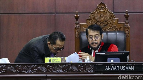 MK gelar sidang putusan uji materiil Pasal 169 huruf q UU Nomor Tahun 2017 tentang batas usia minimal capres dan cawapres. MK menolak permohonan PSI tersebut.