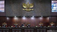 Mahkamah Konstitusi (MK) menggelar sidang pengucapan putusan uji materiil Pasal 169 huruf q UU Nomor Tahun 2017 tentang Pemilu terkait batas usia minimal calon presiden (capres) dan calon wakil presiden (cawapres) di ruang sidang pleno, Gedung MK, Jakarta, Senin (16/10/2023).  