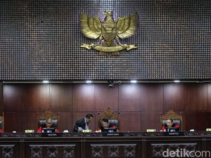 Menundukkan Konstitusi di Hadapan Pragmatisme Politik