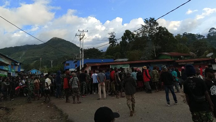 Situasi di tempat pembubaran judi oleh anggota Brimob di Kabupaten Tolikara, Papua Pegunungan.