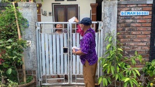 Pembagian masker kepada warga sekitar TPA Mandung yang terdampak asap kebakaran.