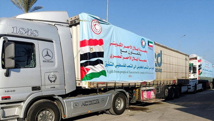 A view of trucks of Egyptian NGOs, carrying humanitarian aid to Palestinians, as they wait for an agreement on the Rafah border crossing to enter Gaza, amid the ongoing conflict between Israel and the Palestinian Islamist group Hamas, in the city of Al-Arish in Egypts Sinai peninsula, Egypt, October 15, 2023. REUTERS/Stringer
