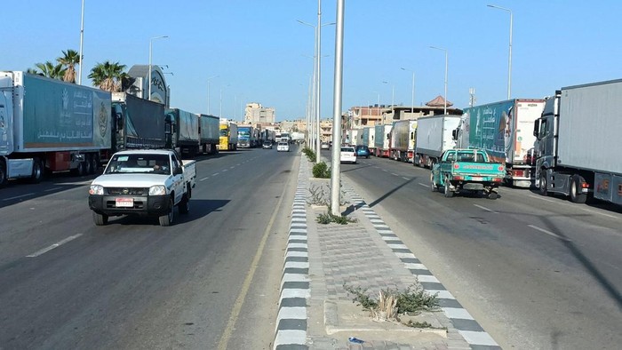 A view of trucks of Egyptian NGOs, carrying humanitarian aid to Palestinians, as they wait for an agreement on the Rafah border crossing to enter Gaza, amid the ongoing conflict between Israel and the Palestinian Islamist group Hamas, in the city of Al-Arish in Egypts Sinai peninsula, Egypt, October 15, 2023. REUTERS/Stringer