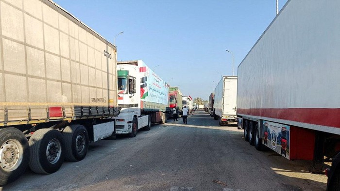 Truk Bantuan Untuk Warga Gaza Tertahan di Perbatasan Rafah A view of trucks of Egyptian NGOs, carrying humanitarian aid to Palestinians, as they wait for an agreement on the Rafah border crossing to enter Gaza, amid the ongoing conflict between Israel and the Palestinian Islamist group Hamas, in the city of Al-Arish in Egypt's Sinai peninsula, Egypt, October 15, 2023. REUTERS/Stringer
