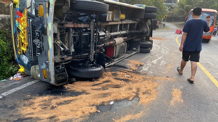 Truk bermuatan ayam terguling di Jogja-Wonosari, tepatnya Pedukuhan Karangsari, Kalurahan Nglanggeran, Kapanewon Patuk, Kabupaten Gunungkidul, Senin (16/10/2023).