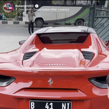 Unggahan Dadang saat menjemput anaknya pakai Ferrari