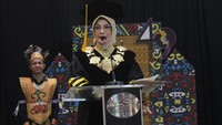 Rektor Universitas Sahid, Dr. Marlinda Irwanti Poernomo, SE., M.Si dalam laporannya menyatakan tema wisuda Peningkatan Pariwisata Nasional melalui Pengembangan Desa Wisata, sesuai dengan Visi dan Misi Universitas yang bercirikan Kepariwisataan dan Kewirausahaan.