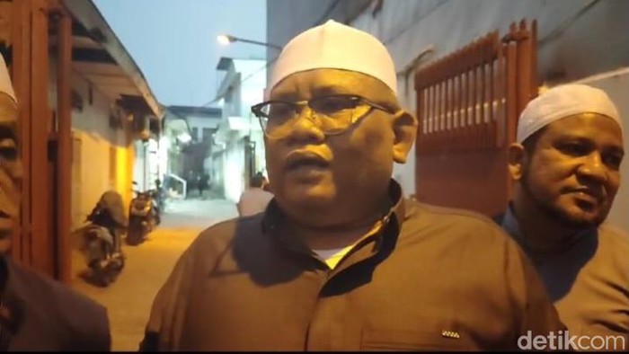 Ustadz King Sirojudin, sahabat almarhum Habib Mahdi di rumah duka, Senin (16/10) malam.