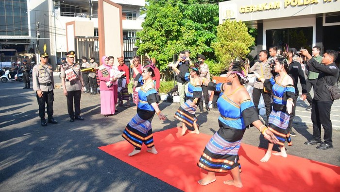 Wakapolda NTT Brigjen Awi Setiyono saat disambut dengan tarian adat Timor dan Natoni di Mapolda NTT. (Dokumen Humas Polda NTT).