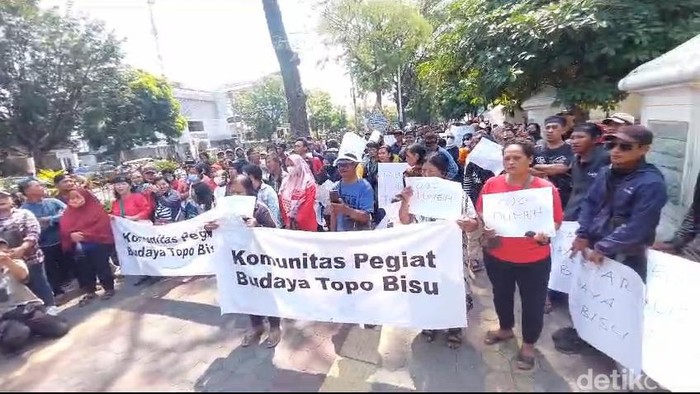 Wali Kota Solo Gibran Rakabuming Raka saat menemui massa aksi topo bisu di Sriwedari, Senin (16/10/2023).