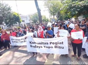 Massa Datangi Kantor Gibran Gelar Aksi Tapa Bisu, Ada Apa?