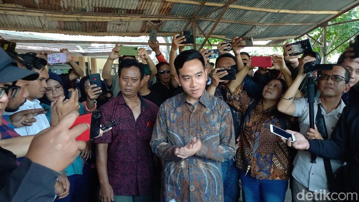 Wali Kota Solo Gibran Rakabuming Raka saat menemui massa aksi topo bisu di Sriwedari, Senin (16/10/2023).
