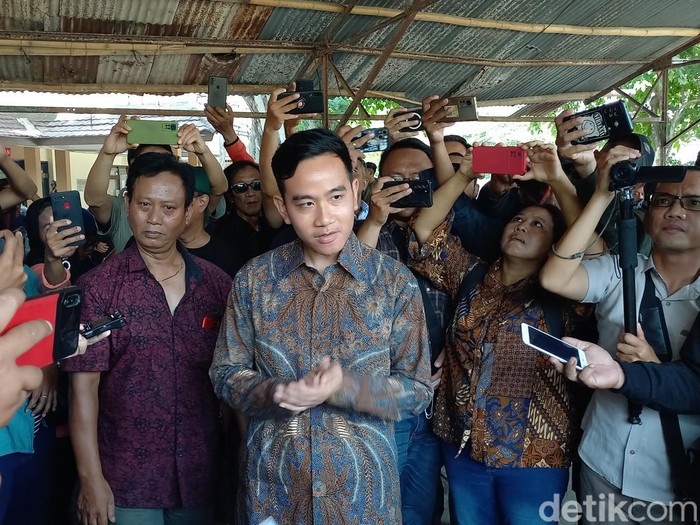 Wali Kota Solo Gibran Rakabuming Raka saat menemui massa aksi topo bisu di Sriwedari, Senin (16/10/2023).