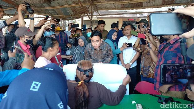 Wali Kota Solo Gibran Rakabuming Raka saat menemui massa aksi topo bisu di Sriwedari, Senin (16/10/2023).