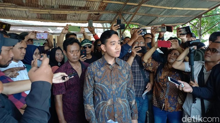 Wali Kota Solo Gibran Rakabuming Raka saat menemui massa aksi topo bisu di Sriwedari, Senin (16/10/2023).