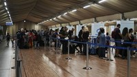 Warga negara AS yang dievakuasi dari Israel itu akan dibawa ke Siprus. AP Photo/Maya Alleruzzo.  