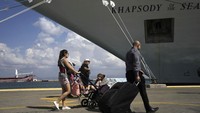 Sejumlah warga AS berjalan menuju kapal yang akan membawanya meninggalkan Israel. AP Photo/Maya Alleruzzo.  