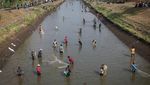 Warga Ramai-ramai Cari Ikan di Bendungan Colo yang Menyusut