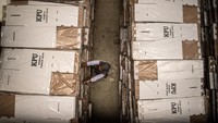 Petugas menghitung kotak suara Pemilu 2024 di gudang milik KPU Palembang, Sumatera Selatan, Senin (16/10/2023). 