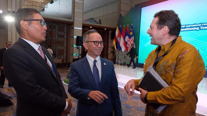 ACMF International Conference 2023 di Bali Ketua Dewan Komisioner Otoritas Jasa Keuangan (OJK) Mahendra Siregar (kiri) menyampaikan paparan saat pembukaan acara ASEAN Capital Markets Forum (ACMF) International Conference 2023 di Kuta, Badung, Bali, Selasa (17/10/2023). Kegiatan yang digelar Otoritas Jasa Keuangan (OJK) secara hybrid di Bali tersebut diikuti regulator pasar modal dari 10 negara anggota ASEAN dengan mengusung tema Transitioning Towards Sustainable Capital Markets: The ACMF Perspective. ANTARA FOTO/Nyoman Hendra Wibowo/rwa.