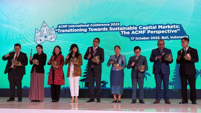 ACMF International Conference 2023 di Bali Ketua Dewan Komisioner Otoritas Jasa Keuangan (OJK) Mahendra Siregar (kiri) menyampaikan paparan saat pembukaan acara ASEAN Capital Markets Forum (ACMF) International Conference 2023 di Kuta, Badung, Bali, Selasa (17/10/2023). Kegiatan yang digelar Otoritas Jasa Keuangan (OJK) secara hybrid di Bali tersebut diikuti regulator pasar modal dari 10 negara anggota ASEAN dengan mengusung tema Transitioning Towards Sustainable Capital Markets: The ACMF Perspective. ANTARA FOTO/Nyoman Hendra Wibowo/rwa.
