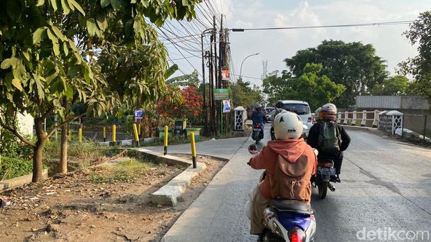 Akses menuju Stasiun Tegalluar via Sepadan Sungai Cinambo.