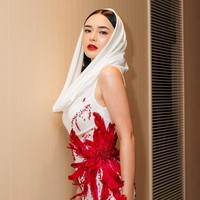 Melalui salah satu keterangan unggahannya di Instagram, Yenty Tan menulis jika gaun tersebut dinamakan Sparkling Capuchon. Dibuat menggunakan kristal merah 3D, batu, dan bulu. Foto: Instagram