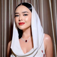 Gaun unik itu tampak dipadukan dengan beberapa aksesori tambahan seperti anting gantung, kalung, gelang, dan cincin yang masing-masing juga dilengkapi dengan batu berwarna merah. Bahkan tak tanggung-tanggung, kukunya pun telah diwarnai dengan warna merah. Foto: Instagram