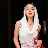 Dress putih panjang tanpa lengan itu memiliki aksen rumbai pada bagian belahan di area pahanya. Di salah satu sisinya juga terdapat aksen seperti bulu-bulu dan batu-batu berwarna merah. Diketahui bahwa gaun unik yang dikenakan Amanda itu merupakan rancangan dari desainer Yenty Tan. Foto: Instagram