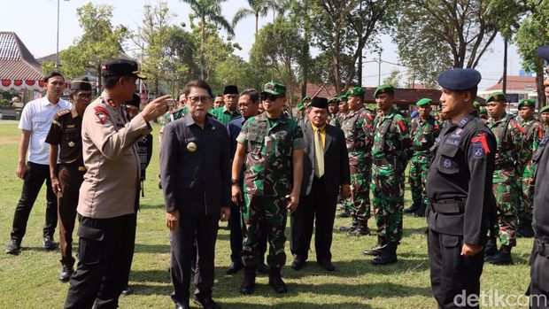 Apel gelar pasukan dimulainya operasi Mantap Brata Semeru 2023-2024.