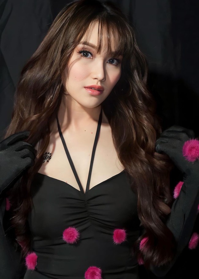 Tato kecil di dada bagian kanan Ayu tampak jelas bergambar mirip seperti tumbuhan teratai. Sayangnya Ayu tidak mengungkapkan apakah tatonya tersebut permanen atau temporer.  Foto: Instagram/@ayutingting92