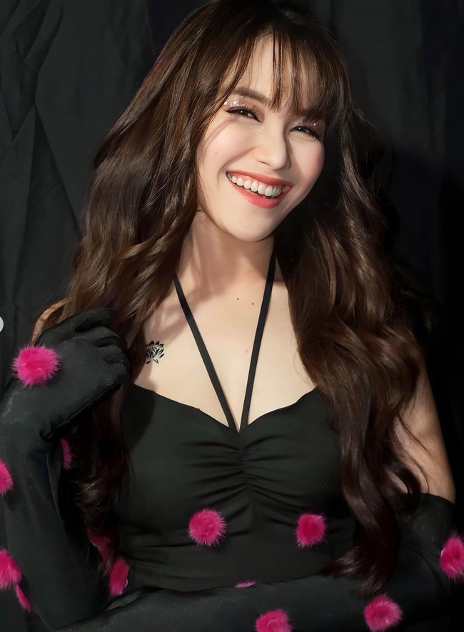 Seperti biasa, Ayu tampil dengan gaya ala Korea. Ia mengenakan busana rancangan desainer Renzi Lazuardi. Busana berwarna hitam yang dikenakan Ayu memiliki aksen seperti bola-bola bulu berwarna merah muda. Foto: Instagram/@ayutingting92