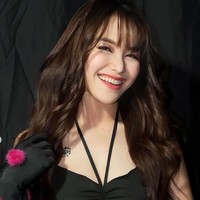 Seperti biasa, Ayu tampil dengan gaya ala Korea. Ia mengenakan busana rancangan desainer Renzi Lazuardi. Busana berwarna hitam yang dikenakan Ayu memiliki aksen seperti bola-bola bulu berwarna merah muda. Foto: Instagram/@ayutingting92