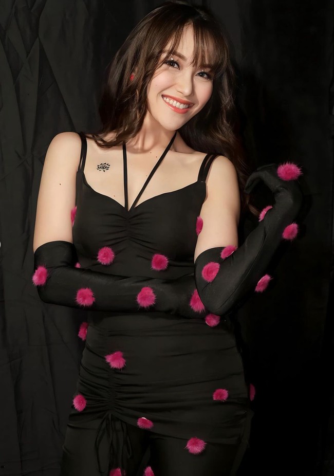 Penampilan wanita 31 tahun itu kian memesona dengan pulasan makeup natural. Dengan lipstik merah muda, Ayu tampil lebih fresh bak ABG. Foto: Instagram/@ayutingting92