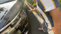 Sopir pribadi Baim Wong yang datang menggunakan mobil lain sempat mengecek kondisi mobil sang majikan usai menabrak. Foto: dok. Channel YouTube Baim Paula
