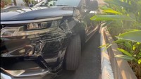 Akhirnya setelah diakali dengan mengangkat sedikit body mobil yang mengenai ban, mobil akhirnya bisa jalan. Ini pertama kalinya Baim Wong menmgalami kecelakaan. Foto: dok. Channel YouTube Baim Paula
