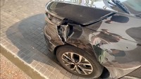 Kerusakan terjadi pada bagian kiri mobil. Karena bumper penyok ban sempat sulit digerakkan. Foto: dok. Channel YouTube Baim Paula