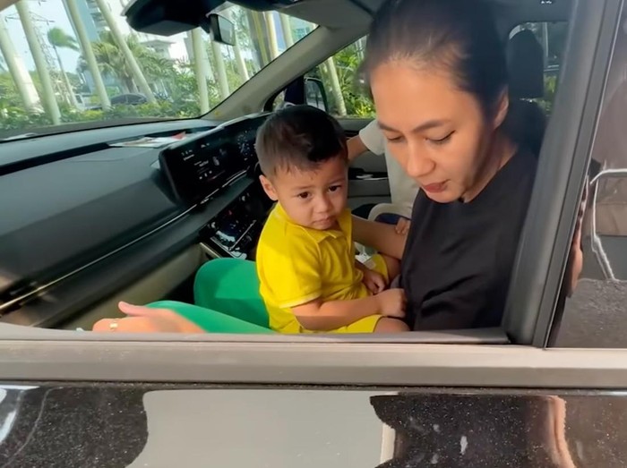 Baim Wong Kondisi mobil Baim Wong usai menabrak tembok.
