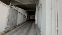 Inilah tikungan dan dinding gedung parkir yang ditabrak Baim Wong. Paula Verhoeven bersyukur tidak ada penumpang yang terluka. Menurut Paula lebih baik mobil yang rusak karena bisa dibetulkan. Foto: dok. Channel YouTube Baim Paula