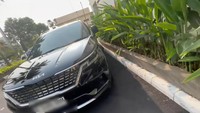 Kondisi mobil Baim Wong usai mengalami kecelakaan saat akan keluar gedung parkir di sebuah mall yang berada di kawasan Jakarta Selatan. Foto: dok. Channel YouTube Baim Paula