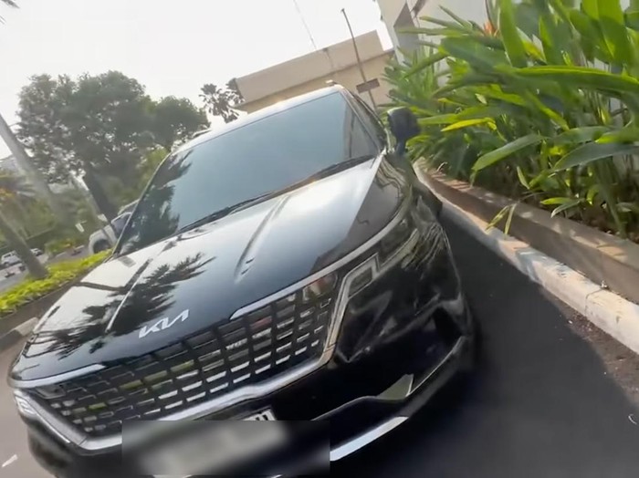 Baim Wong Kondisi mobil Baim Wong usai menabrak tembok.