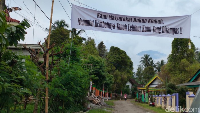 Bendera dan spanduk di Dusun Klakah, Blitar, yang menuntut tanah leluhurnya dikembalikan.