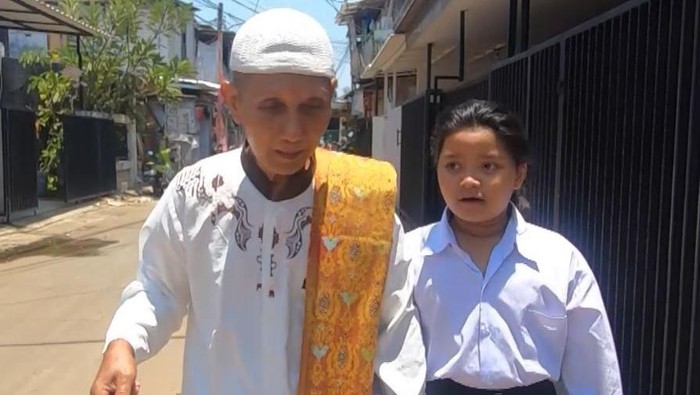 Meski dilanda keterbatasan, Kakek Sarono dan sang istri berbaik hati mengasuh beberapa anak yatim piatu di sekitar rumah mereka.