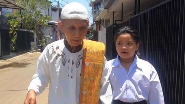 Meski dilanda keterbatasan, Kakek Sarono dan sang istri berbaik hati mengasuh beberapa anak yatim piatu di sekitar rumah mereka.