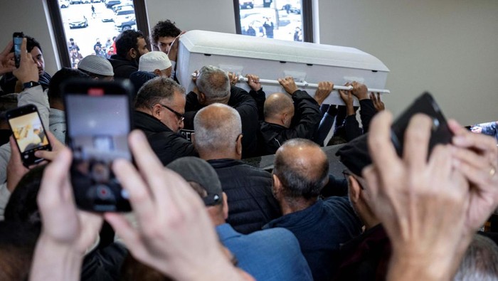 Bocah Muslim AS Dibunuh Gegara Perang Israel-Hamas Seorang bocah berusia 6 tahun tewas di tangan pria berumur 71 tahun di Illinois, AS. Pelaku membunuh bocah tersebut karena terpengaruh suasana perang Israel-Hamas.