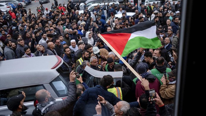 Bocah Muslim AS Dibunuh Gegara Perang Israel-Hamas Seorang bocah berusia 6 tahun tewas di tangan pria berumur 71 tahun di Illinois, AS. Pelaku membunuh bocah tersebut karena terpengaruh suasana perang Israel-Hamas.