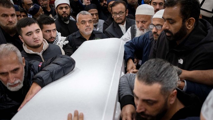 Bocah Muslim AS Dibunuh Gegara Perang Israel-Hamas Seorang bocah berusia 6 tahun tewas di tangan pria berumur 71 tahun di Illinois, AS. Pelaku membunuh bocah tersebut karena terpengaruh suasana perang Israel-Hamas.