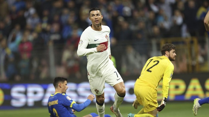 Portugals Cristiano Ronaldo, centre, in action during the Euro 2024 group J qualifying soccer match between Bosnia-Herzegovina and Portugal, at the Bilino Polje Stadium in Zenica, Bosnia and Herzegovina, Monday, Oct. 16, 2023. (AP Photo/Armin Durgut)