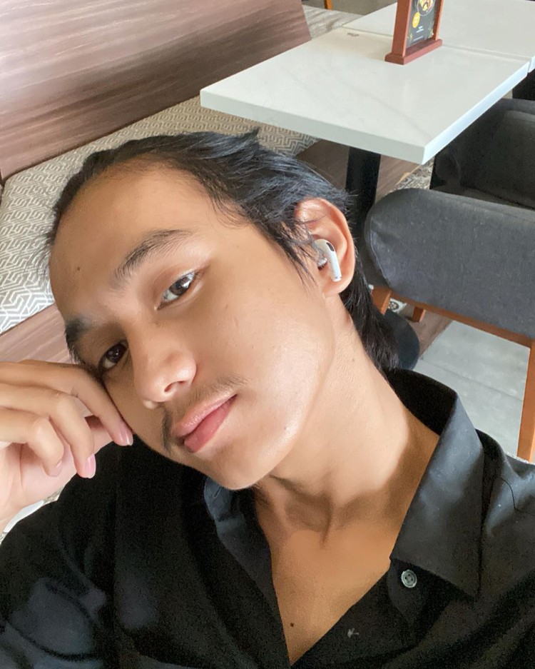 Transformasi Bowo TikTok jadi makin glow up. Netizen sebut mirip Baskara Mahendra, suami Sherina.