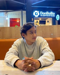 Transformasi Bowo TikTok jadi makin glow up. Netizen sebut mirip Baskara Mahendra, suami Sherina.